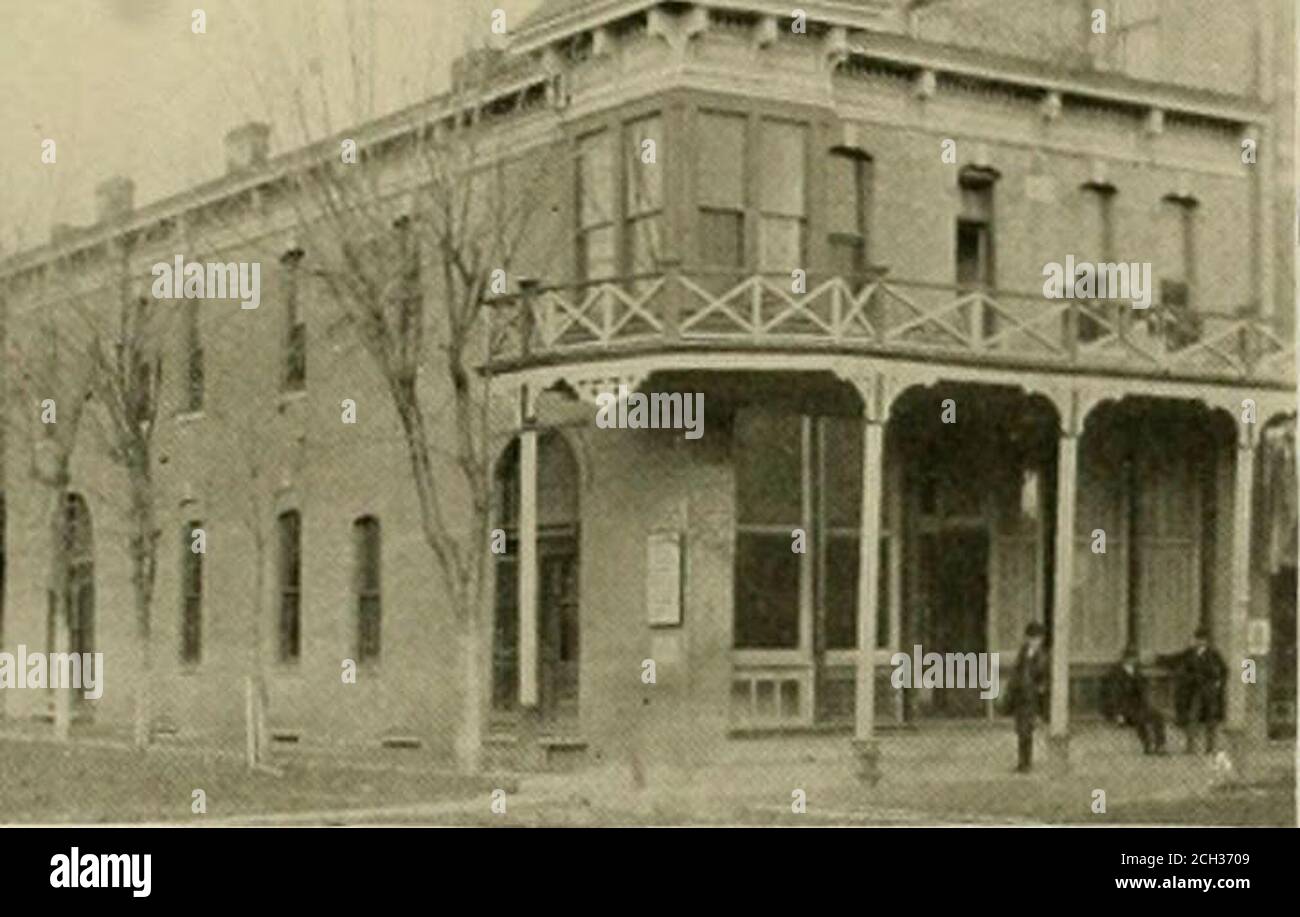 . La pittoresca Excelsior Springs, Missouri, e le sue meravigliose acque minerali curative raggiunte tramite la ferrovia di Wabash e la ferrovia di Chicago, Milwaukee & St. Paul. A sud-ovest di Snapps Tavern.The Water è stato usato con buoni risultati per un certo numero di anni, Ma non è stato aperto per uso pubblico untillast anno, quando la città arrangfed conProf. W. E. Steck. Il proprietario, per ri-spostare gli edifici, costruire un pago-do e fare un piccolo parco intorno it.The acqua è diventato piuttosto un favorevolmente con molti ospiti e i miglioramenti sul luogo come contemplatedWill rendere uno dei più attrativespots in th Foto Stock