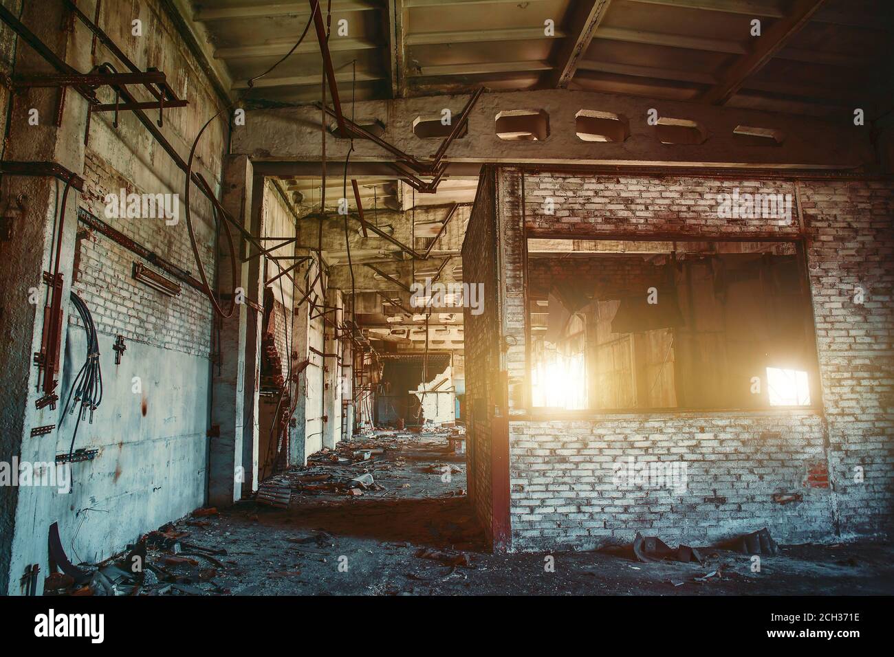 Interni di un vecchio edificio industriale abbandonato, camere dimenticate, atmosfera horror. Foto Stock