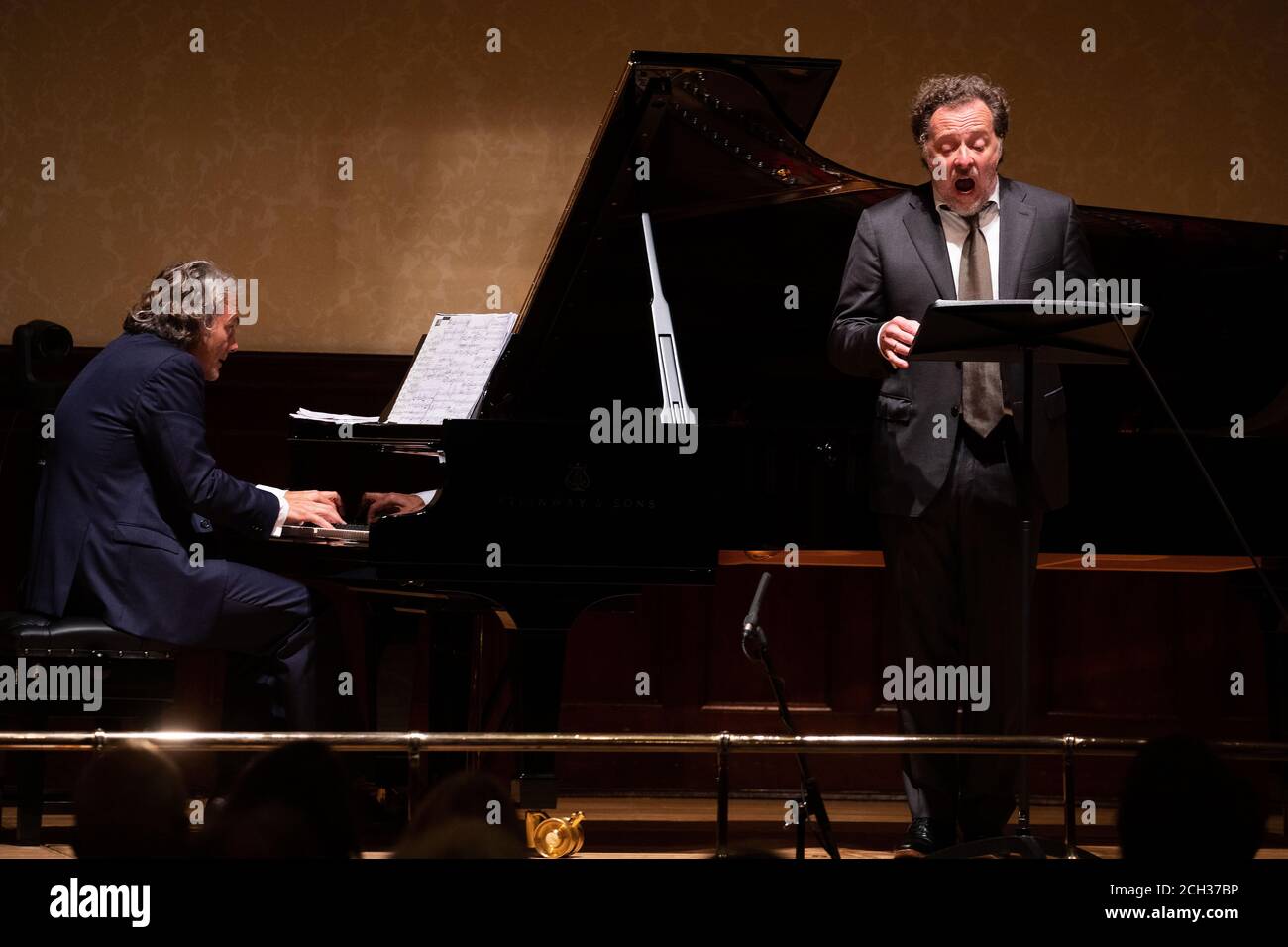 USO EDITORIALE SOLO Baritone Christian Gerhaher e il pianista Gerold Huber eseguono brani di Schubert e Berg in un recital per lanciare la nuova stagione alla Wigmore Hall, che diventa il primo grande locale musicale britannico ad accogliere il pubblico dal vivo, Londra. Foto Stock