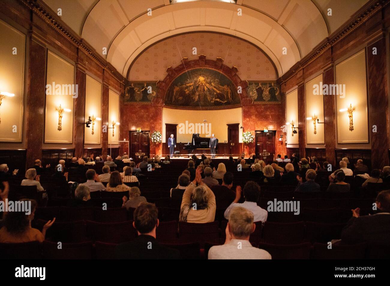 USO EDITORIALE SOLO Baritone Christian Gerhaher e il pianista Gerold Huber eseguono brani di Schubert e Berg in un recital per lanciare la nuova stagione alla Wigmore Hall, che diventa il primo grande locale musicale britannico ad accogliere il pubblico dal vivo, Londra. Foto Stock