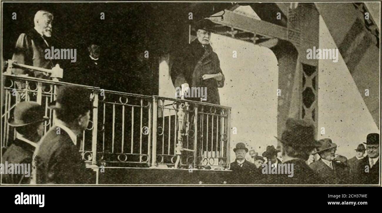 . Ingegneria ferroviaria e locomotiva : una rivista pratica di energia motrice ferroviaria e materiale rotabile. Tender, 463,(XX) lbs. Tender.-ruote, numero, 8; ruota, diametro, 33 in.; perni di banco, 6 x 11 in.;capacità serbatoio, 10,000 U.S. galls.; combustibile, 16 tonnellate; servizio, trasporto. Aprile. 191. INGEGNERIA FERROVIARIA E LOCOMOTIVA. 123 apertura dell'Hell Gate Bridge e della New York Connecting Railroad il primo treno operò sulla NewYork Connecting Railroad lasciò la stazione Penn-silvania, New York, sulla March9, e dopo aver attraversato la Eastriver Tubes procedette verso i Sunnysiedyards, Long Island e Traver Foto Stock