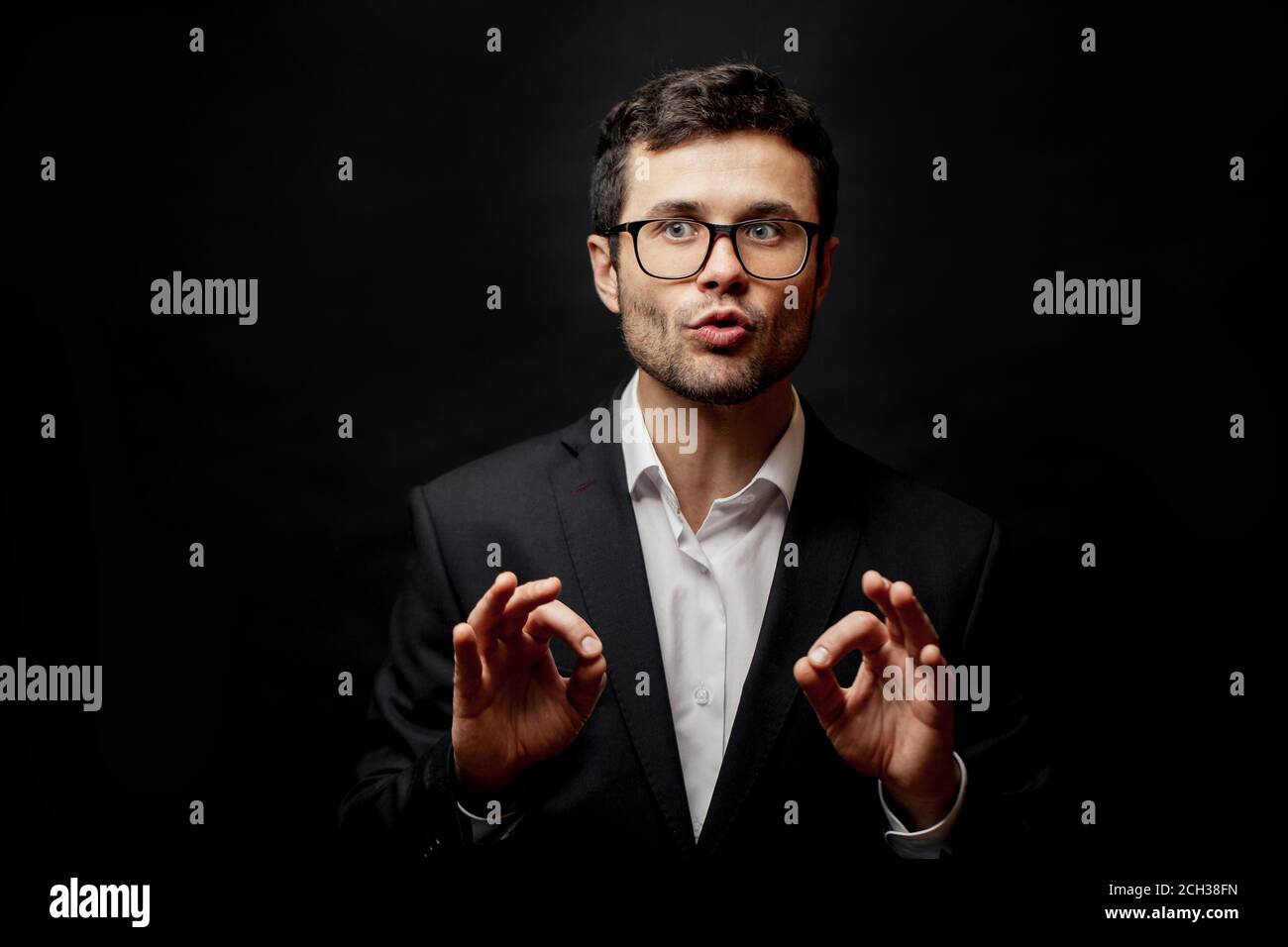 l'uomo giovane è sicuro che il suo affare è politico prospera.nice convince un elettore Foto Stock