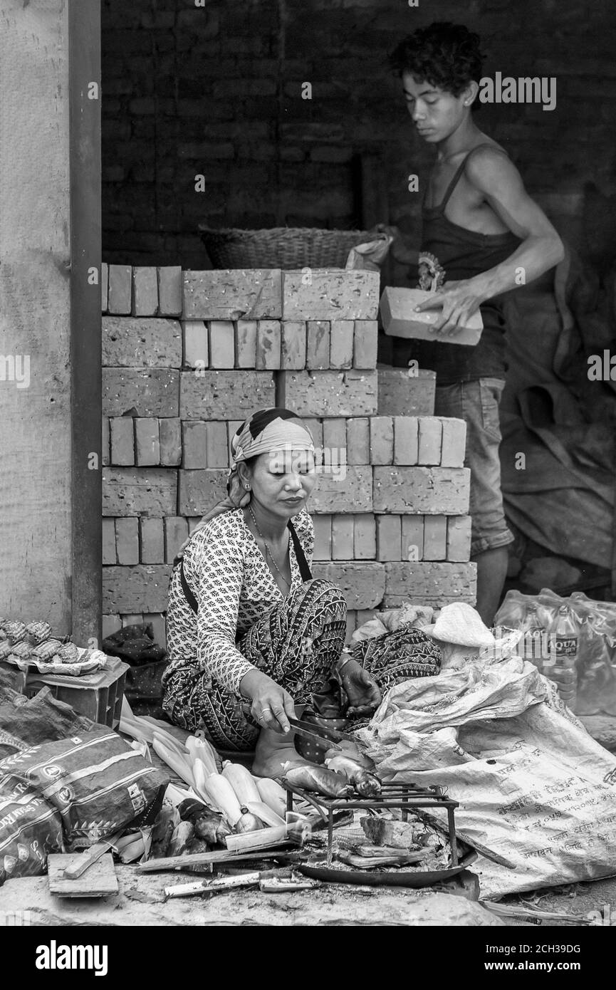 KATHMANDU, NEPAL - 14 AGOSTO 2018: Donna nepalese non identificata siede nella strada di Kathmandu Foto Stock