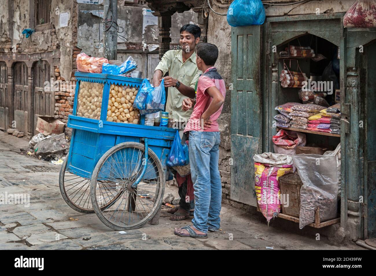 KATHMANDU, NEPAL - 14 AGOSTO 2018: Uomini nepalesi non identificati che vendono alimenti per le strade di Kathmandu, Nepal Foto Stock