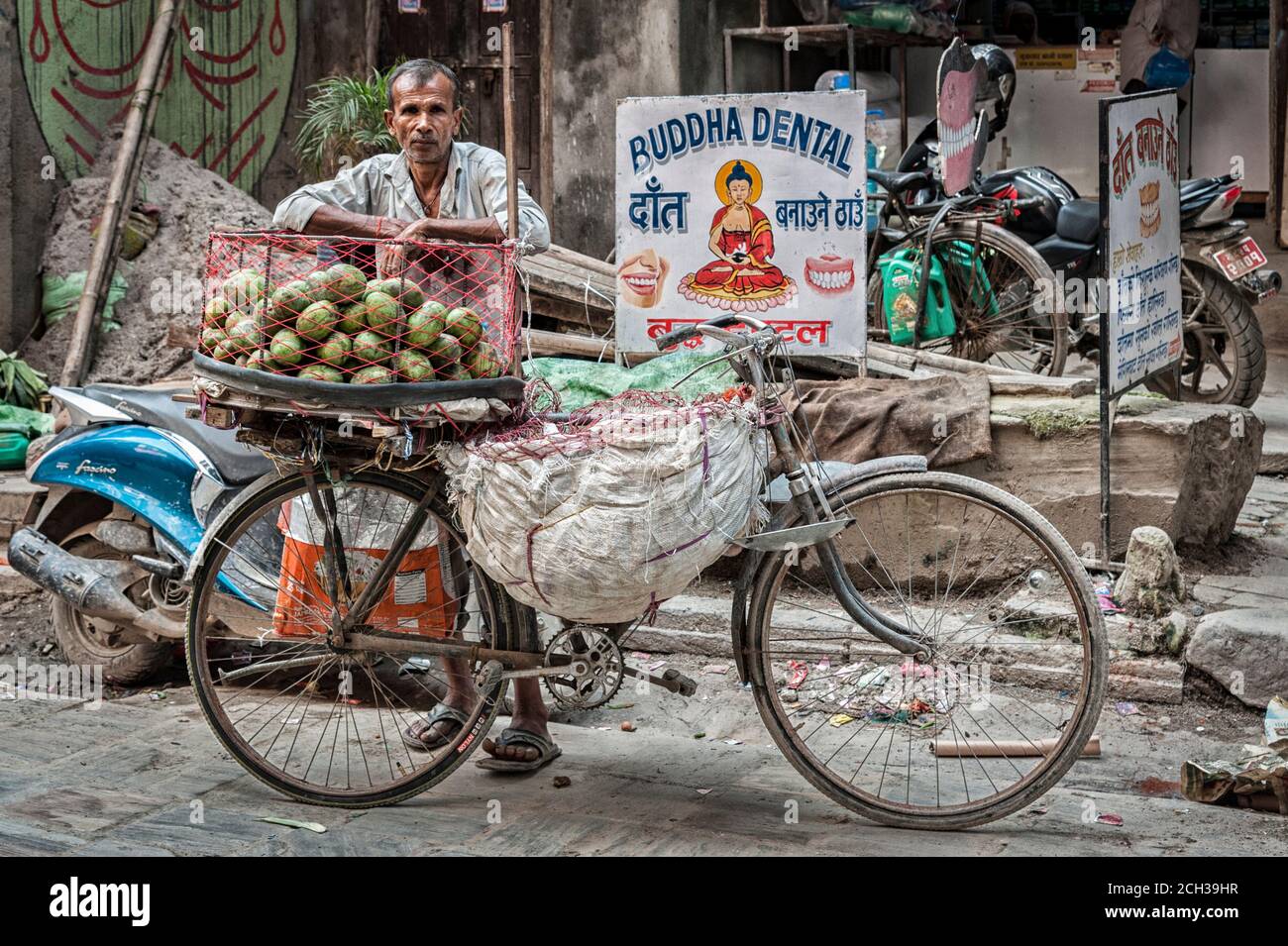 KATHMANDU, NEPAL - 14 AGOSTO 2018: Uomini nepalesi non identificati che vendono frutta nella sua bicicletta per le strade di Kathmandu, Nepal Foto Stock