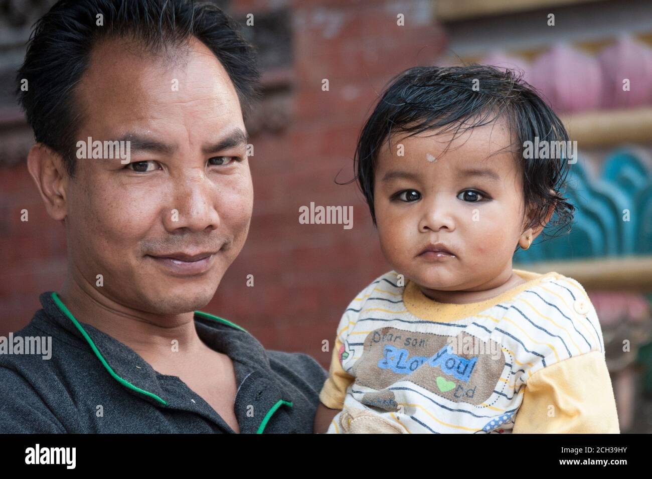 KATHMANDU, NEPAL - 14 AGOSTO 2018: Uomo nepalese non identificato con il suo bambino piccolo nella strada di Kathmandu, Nepal Foto Stock