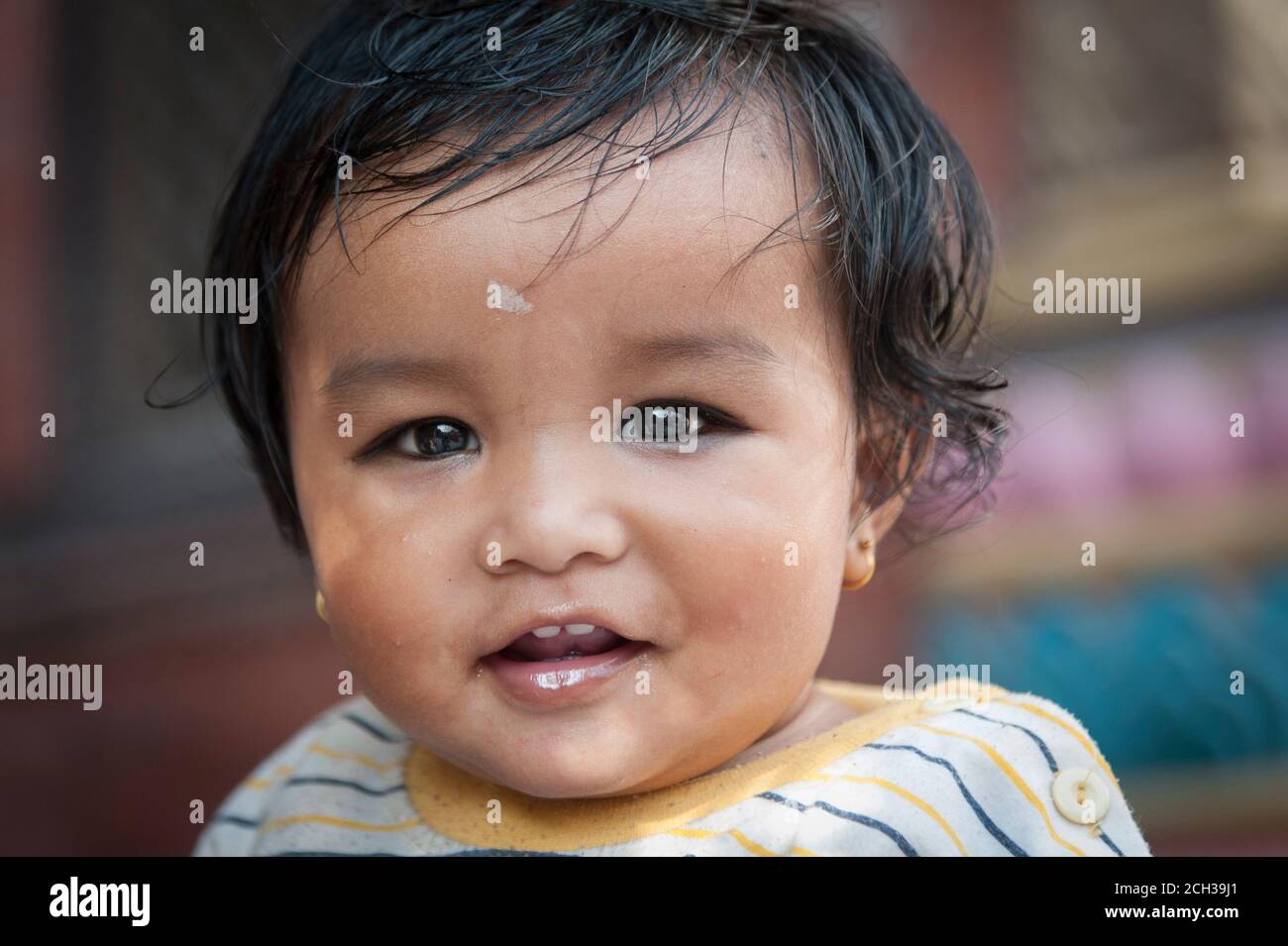KATHMANDU, NEPAL - 14 AGOSTO 2018: Bambino nepalese non identificato a Kathmandu, Nepal Foto Stock
