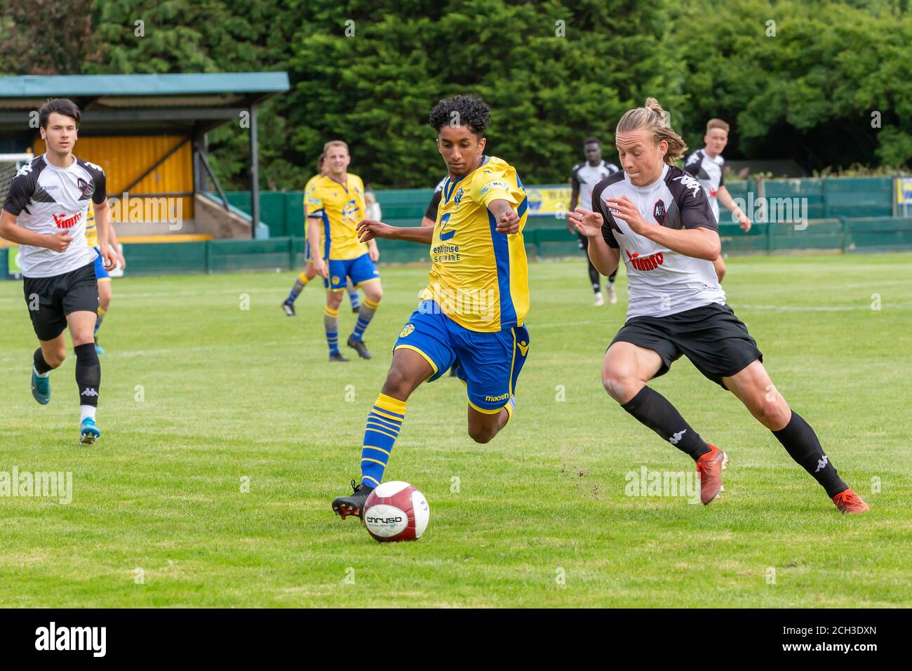 Jewad di Warrington Town AFC riceve una carica di spalla Da un giocatore di Salford City U23 al Cantilever Park Foto Stock