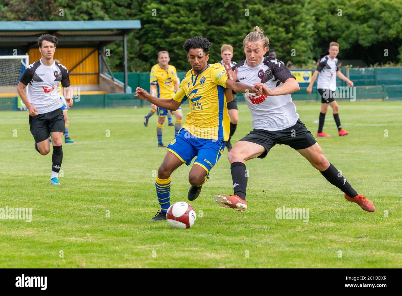 Jewad di Warrington Town AFC riceve una carica di spalla Da un giocatore di Salford City U23 al Cantilever Park Foto Stock