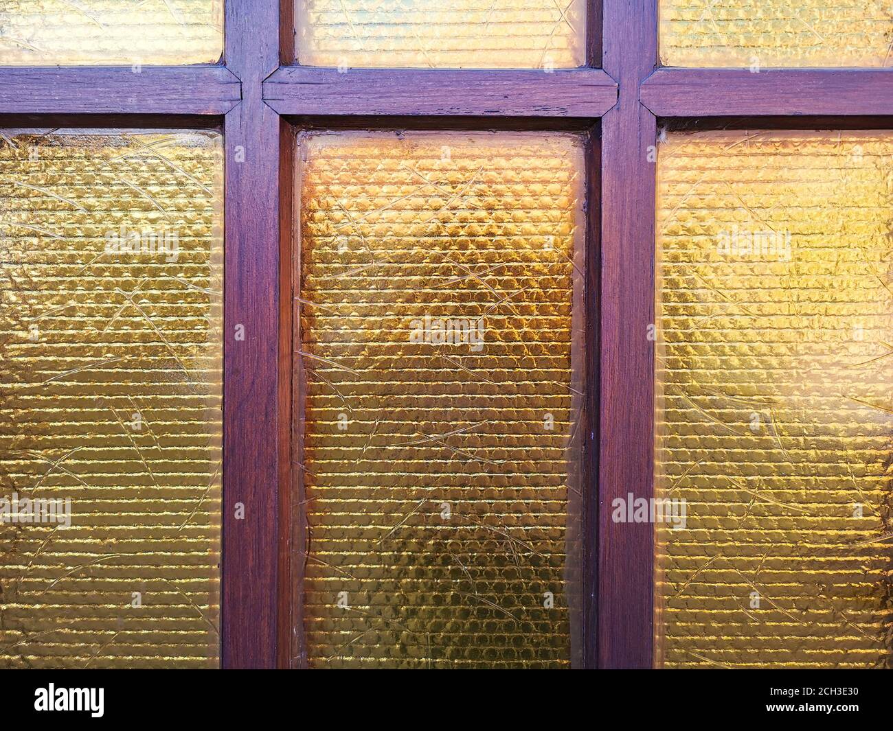 Finestra con legno e sfondo a riflessione giallo Foto Stock