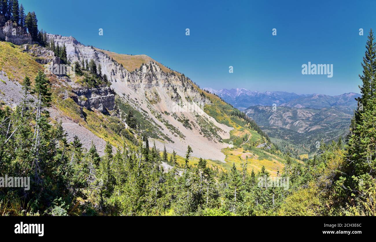 Sentiero escursionistico Timpanogos con vista panoramica sulla Uinta Wasatch cache National Forest, intorno allo Utah Lake, nelle Montagne Rocciose in autunno. Vista di Midway, Heb Foto Stock