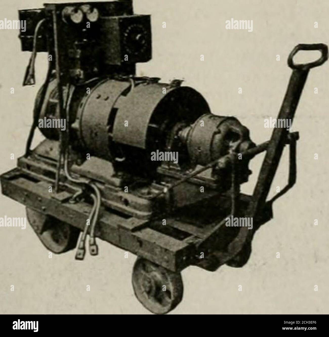 . Ingegneria ferroviaria e locomotiva : una rivista pratica di forza motrice ferroviaria e materiale rotabile . Regard è stato un tempo in cui questi in-•:ons sono stati fatti così approfonditi ashey sono fatti oggi sul loco-tivo moderno. J. E. S. singolo operatore elettrico-WeldingOutfit. L'illustrazione mostra una riproduzionedi una fotografia di un'apparecchiatura di saldatura elettrica monooperatoredprodotta dalla Westinghouse Electric & Manu-Facturing Company, e si afferma che sia eccezionalmente efficiente perché il gene-rator opera a tensione d'arco e non viene utilizzata alcuna ri-vista in circuito con l'arco Foto Stock