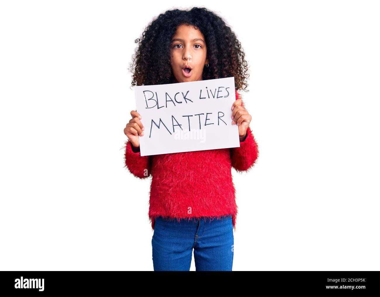Bambino afroamericano con capelli ricci che tengono nero vite materia striscione spaventato e stupito con bocca aperta per sorpresa, faccia di incredulità Foto Stock