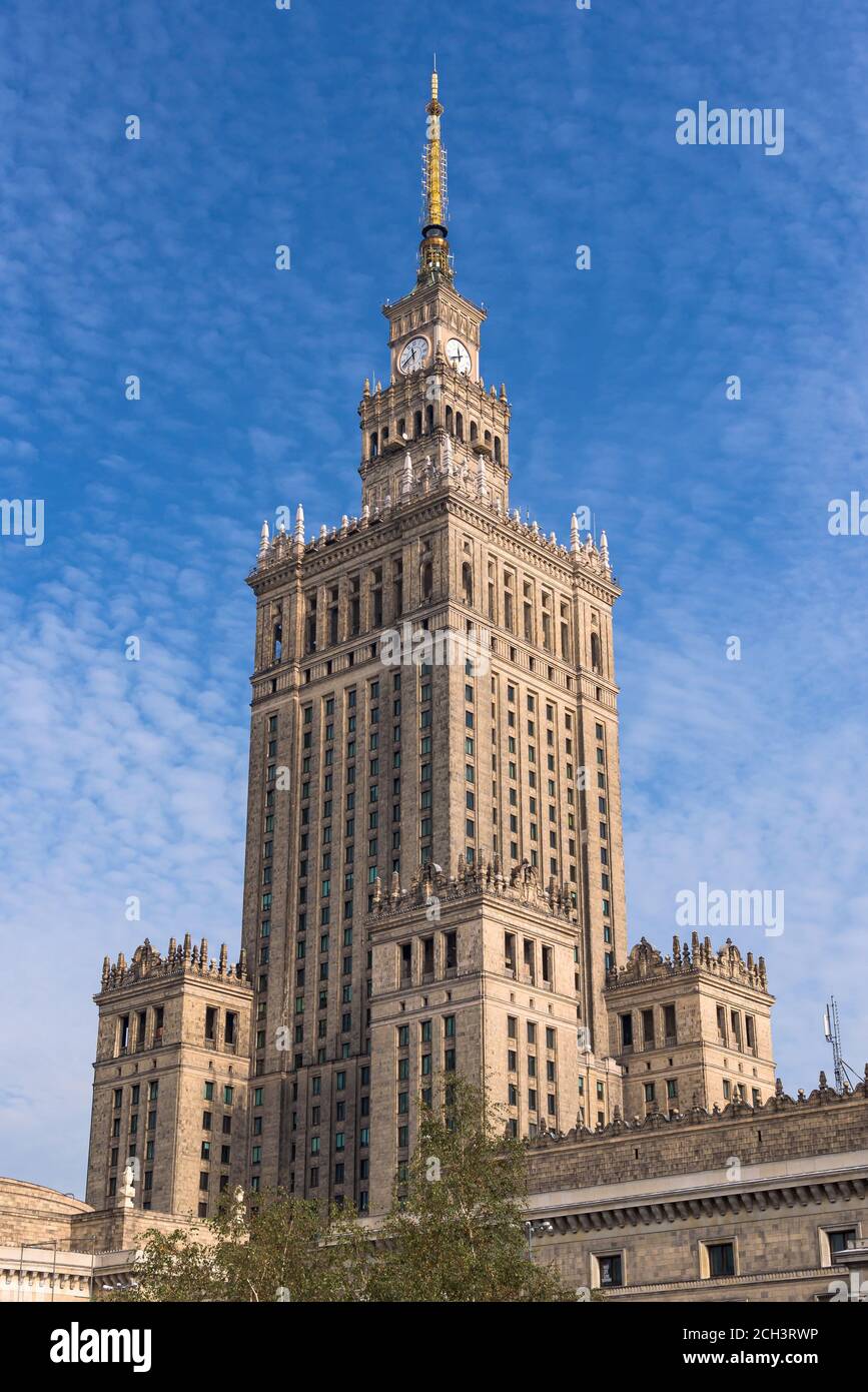 Edificio del Palazzo della Cultura e della Scienza - punto di riferimento dell'era del comunismo a Varsavia, capitale della Polonia Foto Stock