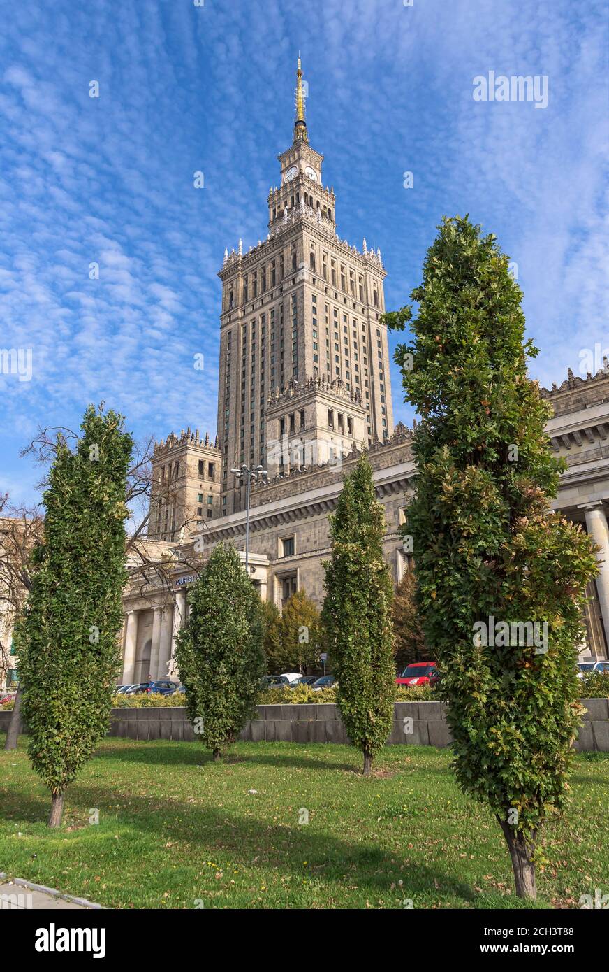 Edificio del Palazzo della Cultura e della Scienza - punto di riferimento dell'era del comunismo a Varsavia, capitale della Polonia Foto Stock