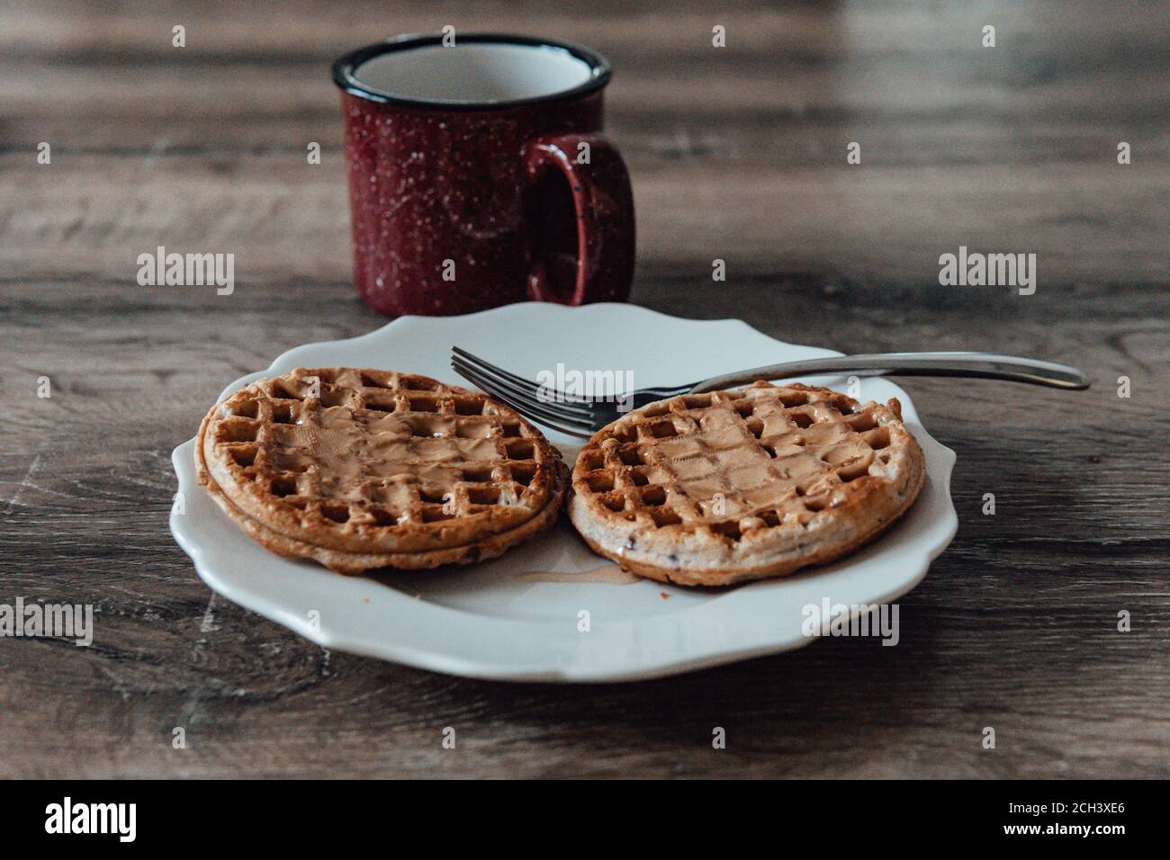 piatto di waffle e tazza di caffè sul tavolo Foto Stock