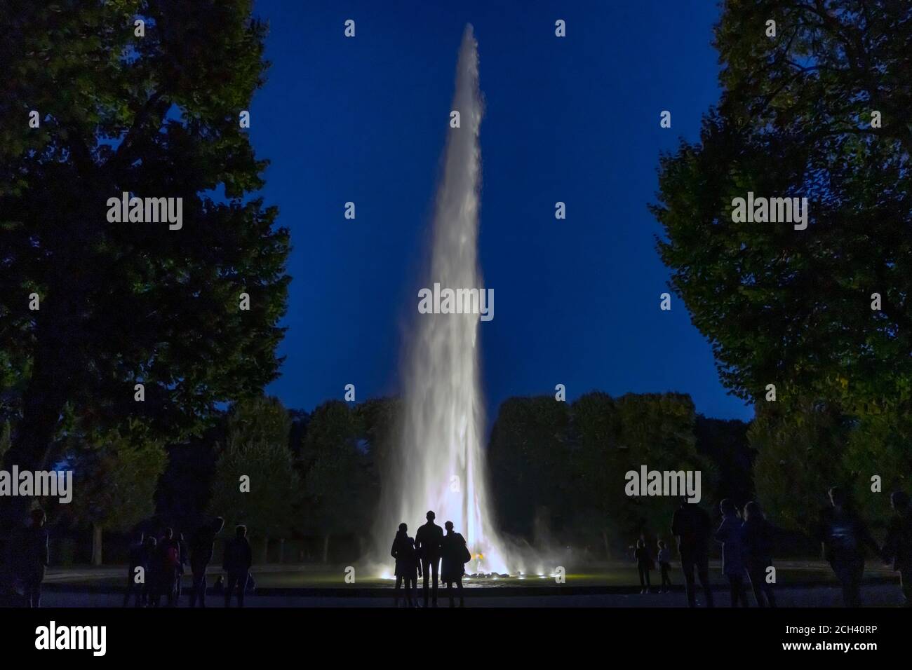 Hannover, Germania, 12 settembre 2020 - illuminazione, l'acqua illuminata caratterizza i suoni della musica d'acqua di Handel nei giardini di Herrenhausen. Per 300 anni la grande fontana con fino a 72 metri è stata la più alta fontana giardino in Europa --- Hannover, 12.09.2020 - illuminazione, beleuchtete Wasserspiele zu Händels Wassermusik in den Herrenhäuser Gärten. Seit 300 Jahren ist die grösste Fontäne mit bis zu 72 Metern die höchste Gartenfontäne Europas Foto Stock