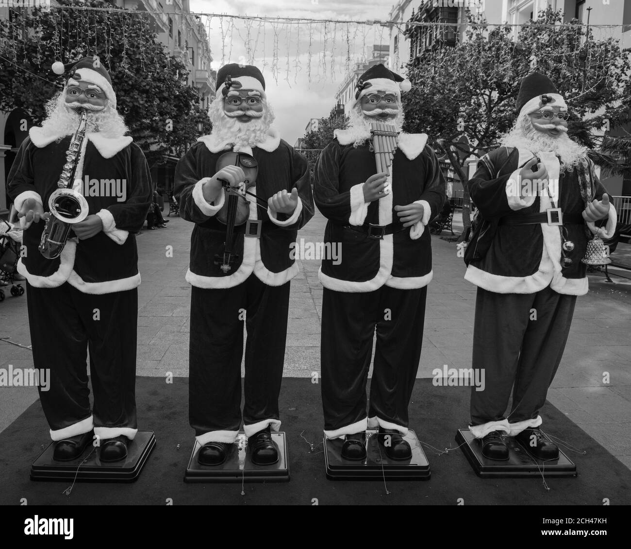 Musicisti Street performance, uomini in costumi di Babbo Natale che suonano musica su una strada di Lima, Perù, Sud America Foto Stock