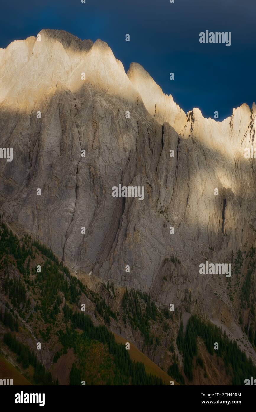 Stazione meteorologica situata in cima al Monte Bourgeau, Banff National Park, Alberta, Canada. Foto Stock