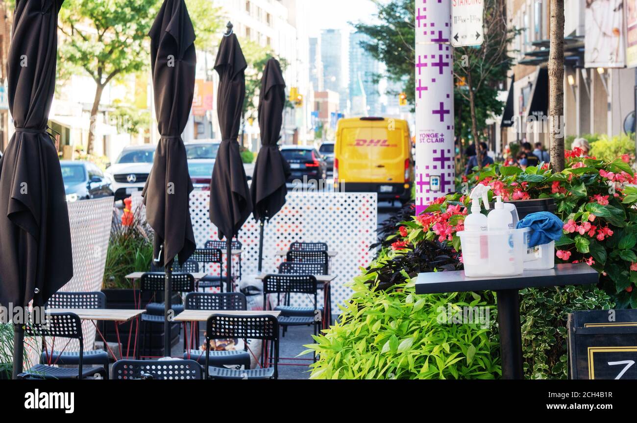 I ristoranti offrono ottimi pasti all'aperto, con prodotti disinfettanti e attrezzi vicino all'area salotto, nelle aree di Forest Hill/Rosedale lungo Yonge Street, Toronto, durante la pandemia di covid-19 nell'estate e nell'autunno 2020. Messa a fuoco selettiva Foto Stock