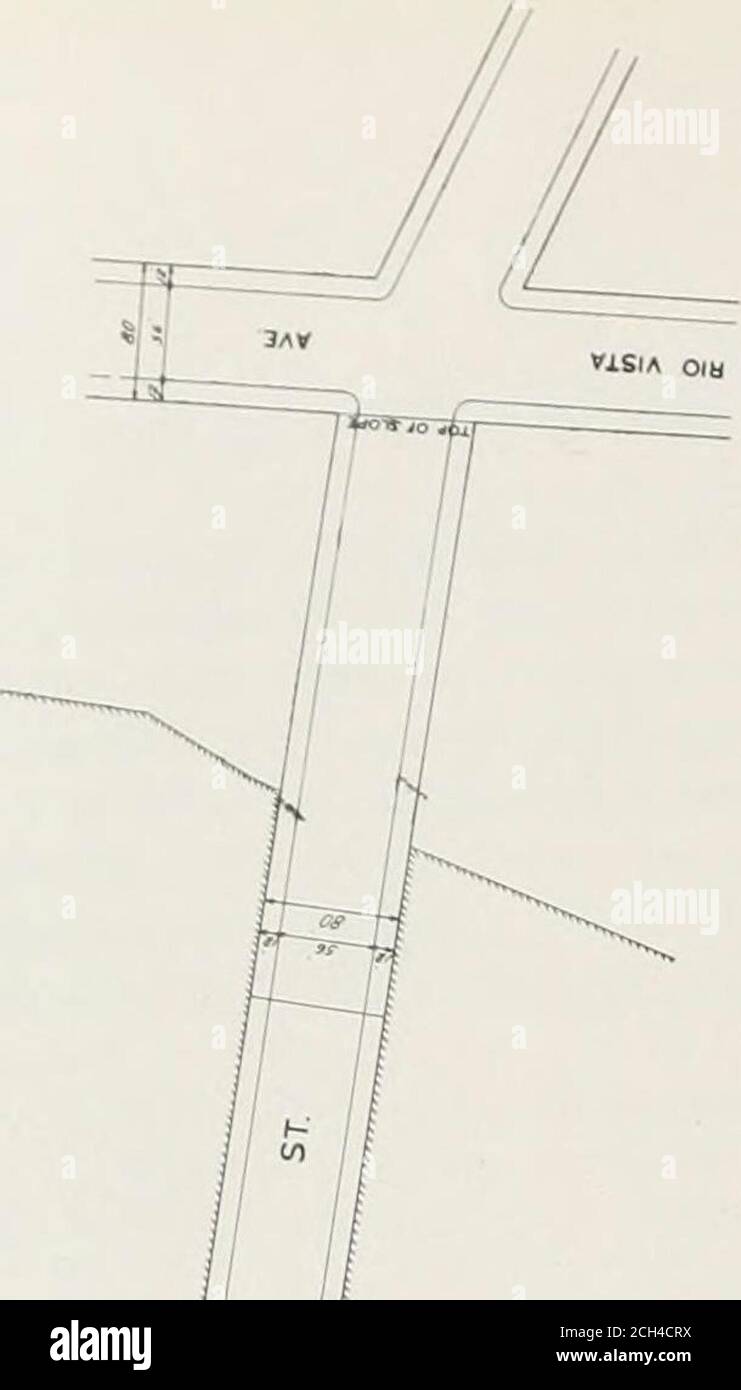 . Relazione sull'eliminazione dell'attraversamento ferroviario e sui terminali per passeggeri e merci a Los Angeles . *&gt;WFC Ki&gt; iiii; i II&gt; [m;;!! Questa struttura in acciaio e legno Pratt è. ;U tills tinu- illus), in conditinn poveri e se soggetto a anvtliinjc ma trafflc più leggero. Probabilmente rinuirereplacement molto presto. La strada è, ma è piedi mili. Notare come il canale sia ostruito sotto l'apertura a sinistra. Nono ponte di strada il ])resent ponte a Ninth Street è un attraverso legno Pratt trussbridge di due tratti (ogni l.^S piedi) che trasporta il traffico veicolare a. Foto Stock