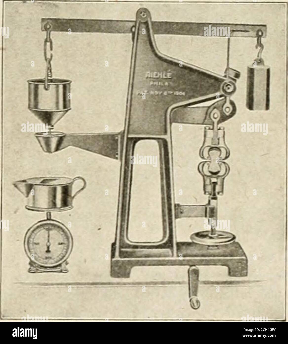 . L'ingegnere americano e giornale ferroviario . è portato ad un equilibrio versando colpo nel secchio a forma di leone sulla sinistra, così controbilanciando il peso sul lato destro. La brida di prova viene posata nelle impugnature e tramite il volantino sotto l'impugnatura inferiore viene ripreso il lasco. Una valvola a pistone nella buckite quindi sollevata e lo shot fuoriesce dal secchio, causandoil peso per sbilanciare il secchio e il carico in modo da essere applicato al campione. Quando un peso sufficiente di colpo ha sgorgato fuori dal secchio, la forza sbilanciata del peso sufficiente per rompere il bricchett Foto Stock