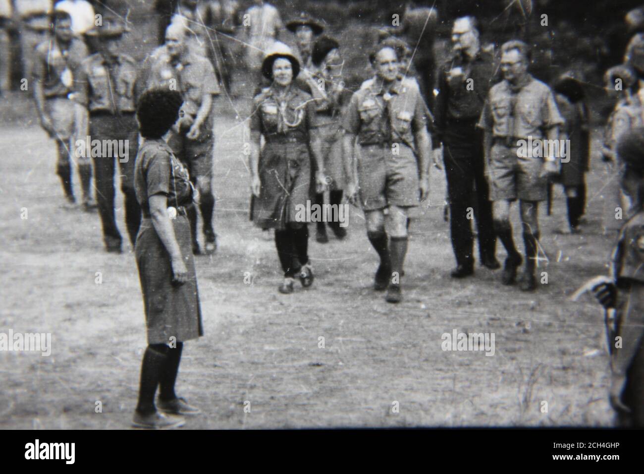 Bella fotografia in bianco e nero degli anni '70 degli scout più vecchi  vestiti con le loro uniformi scout complete durante il campeggio al campo  scout Foto stock - Alamy