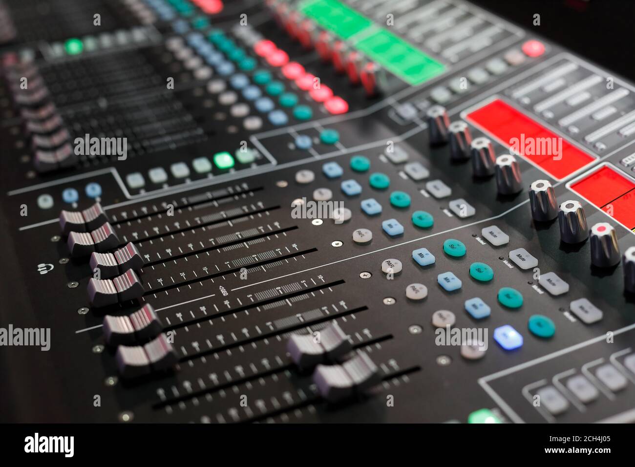 Console mixer audio professionale da studio. Messa a fuoco selettiva. Foto Stock