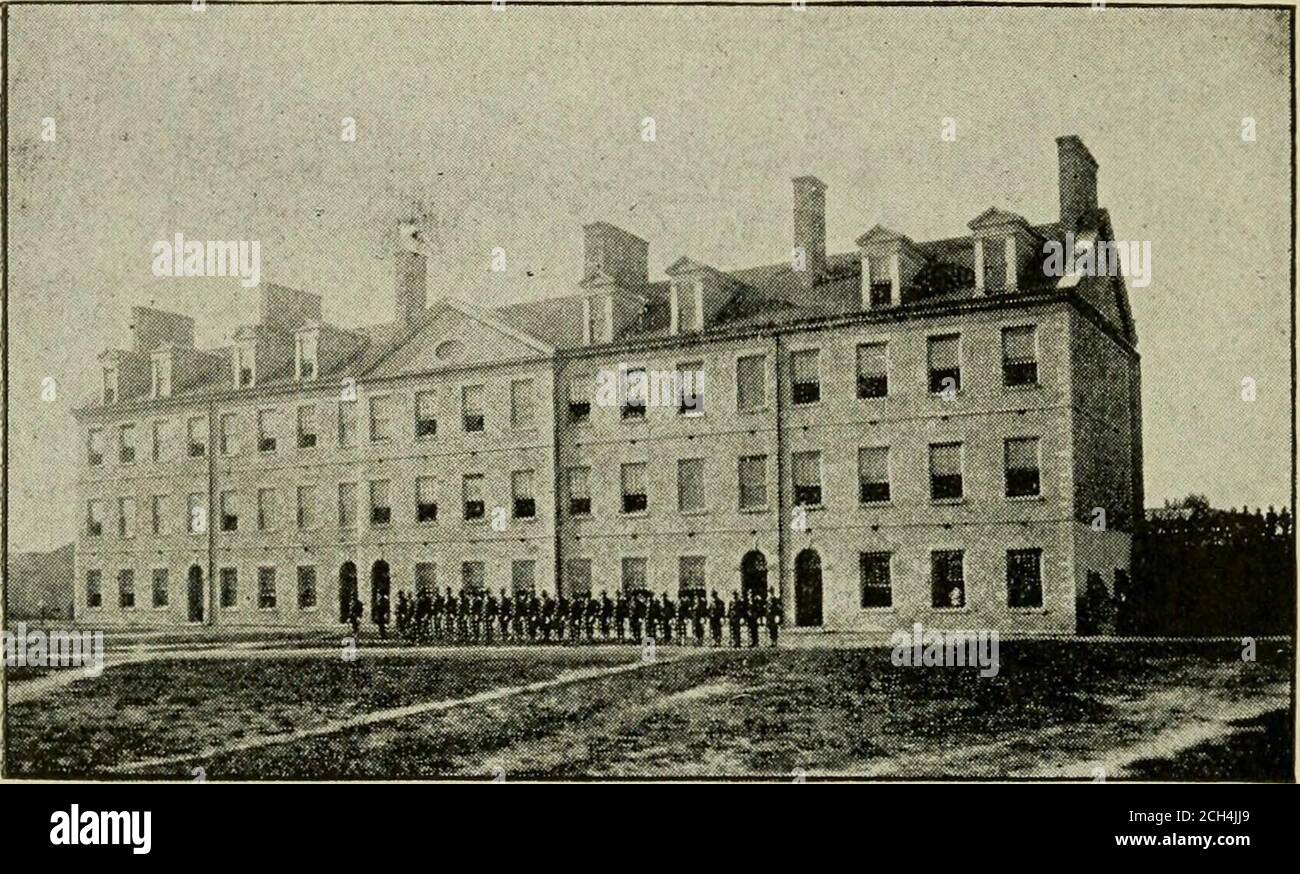 . Detroit, 'la città dello stretto'; storico, descrittivo, illustrato. Edificio hic, con una graziosa guglia che si eleva ad un'altezza di 230 piedi. Direttamente di fronte si trova la bella stazione occupata da Pere Marquette, Canadian Pacific, Grand Trunk, e Wabash Railroads, a solo un isolato dal Michigan Central.The Lake Shore stazione è ai piedi di Brush Street. A due miglia sotto la stazione centrale del Michigan, le auto FortStreet si abbassano a River Street e corrono fino a FortWayne, una fortificazione bastione che racchiude sessantacinque acri, ecomandando il canale del fiume con le sue armi pesanti. Wasbuilt by Foto Stock