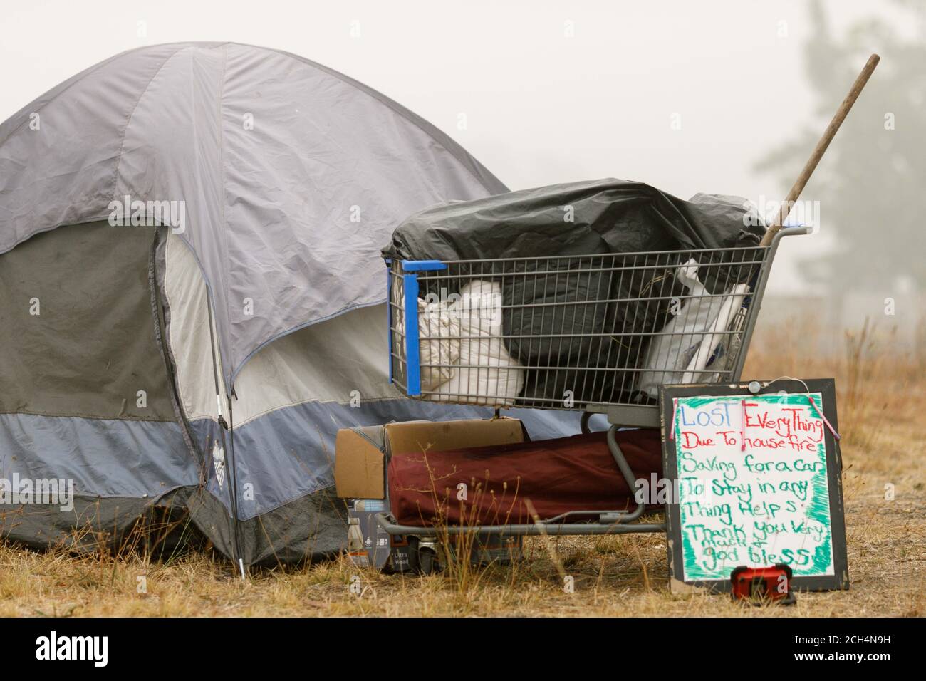 Mill City, Stati Uniti. 13 Settembre 2020. Una tenda e un cartello occupano l'uscita vicino alla strada per Mill City, Oregon. Mill City, Oregon, una città rurale vicino a Salem, è bloccato il 13 settembre 2020 dalla polizia di Stato e dalla Guardia Nazionale, e le vicine strade di avvicinamento stanno evacuando sotto gli ordini di livello tre (‘Leave Now'). (Foto di John Rudoff/Sipa USA), Credit: Sipa USA/Alamy Live News Foto Stock