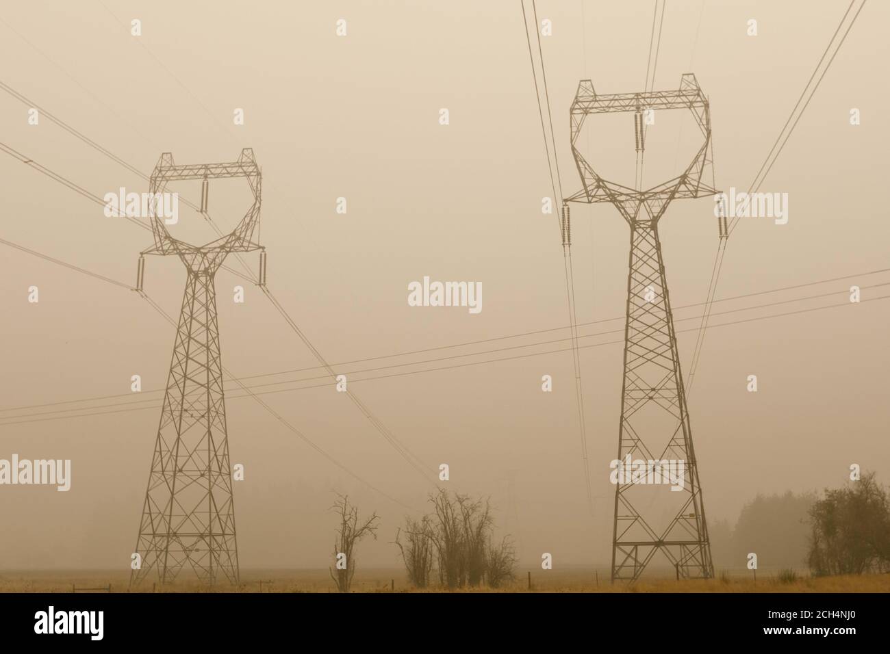 Mill City, Stati Uniti. 13 Settembre 2020. Le torri elettriche vicino a Mill City mostrano la densità del fumo da fuoco. Mill City, Oregon, una città rurale vicino a Salem, è bloccato il 13 settembre 2020 dalla polizia di Stato e dalla Guardia Nazionale, e le vicine strade di avvicinamento stanno evacuando sotto gli ordini di livello tre (‘Leave Now'). (Foto di John Rudoff/Sipa USA) Credit: Sipa USA/Alamy Live News Foto Stock