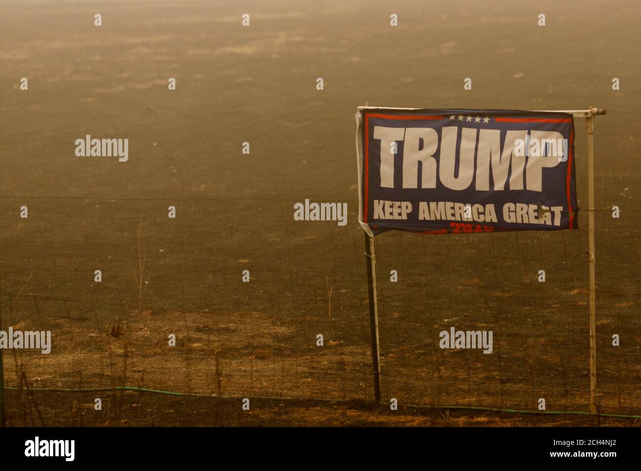 Mill City, Stati Uniti. 13 Settembre 2020. Un cartello Trump è postato vicino a un'area di noleggio lungo la Rote 22 vicino a Mill City. Mill City, Oregon, una città rurale vicino a Salem, è bloccato il 13 settembre 2020 dalla polizia di Stato e dalla Guardia Nazionale, e le vicine strade di avvicinamento stanno evacuando sotto gli ordini di livello tre (‘Leave Now'). (Foto di John Rudoff/Sipa USA) Credit: Sipa USA/Alamy Live News Foto Stock