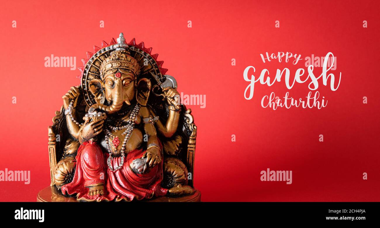 Felice Ganesh Chaturthi festival, bronzo Ganesha statua e la tessitura dorata con fiori, Ganesh è indù dio del successo. Foto Stock