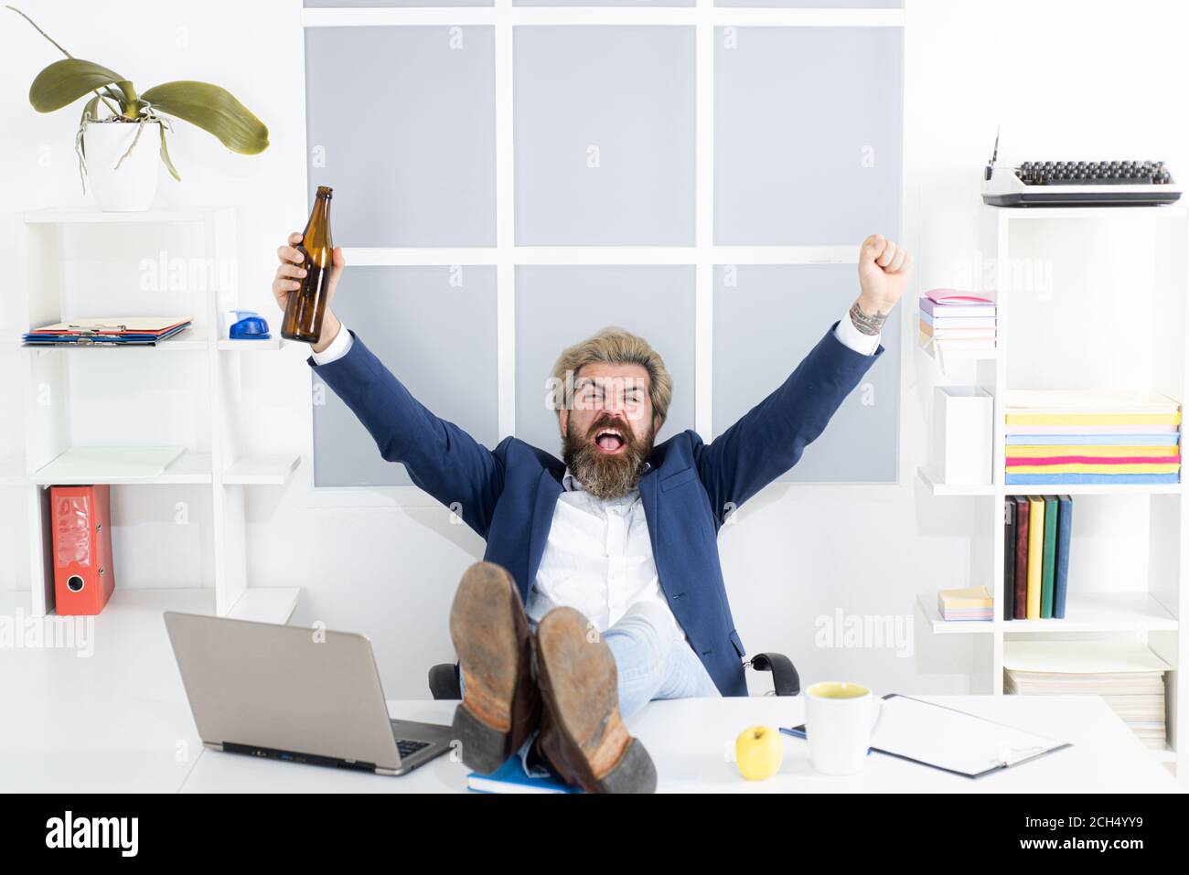 Entusiasta soddisfatto dipendente con alcol dopo la riunione o la scadenza ha finito il lavoro giorno in tempo il venerdì. Foto Stock
