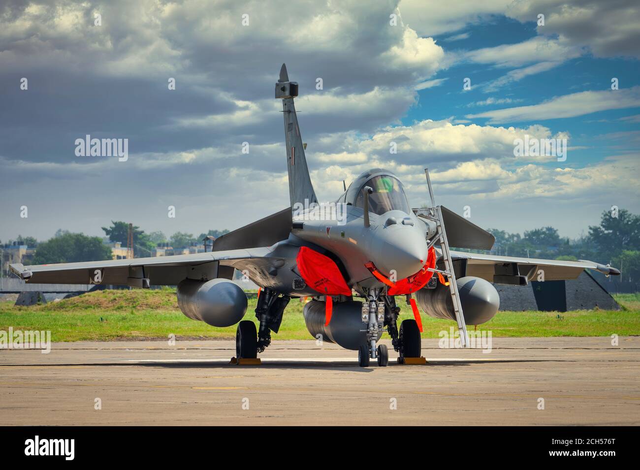 Moto d'acqua dell'aeronautica indiana Rafale Fighter durante l'induzione Cerimonia alla base dell'aeronautica di Ambala in India Foto Stock