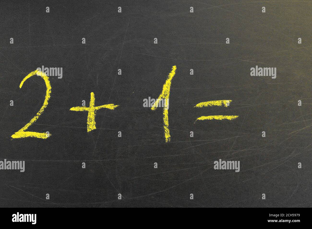 L'equazione matematica è scritta a mano sulla lavagna senza una risposta. Ritorno a scuola Foto Stock