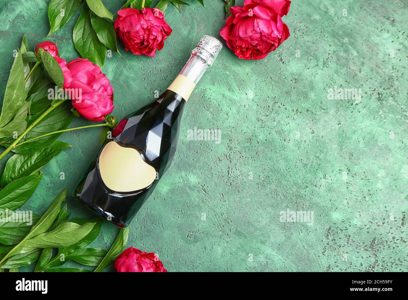 Bottiglia di champagne e fiori su sfondo colorato Foto stock - Alamy