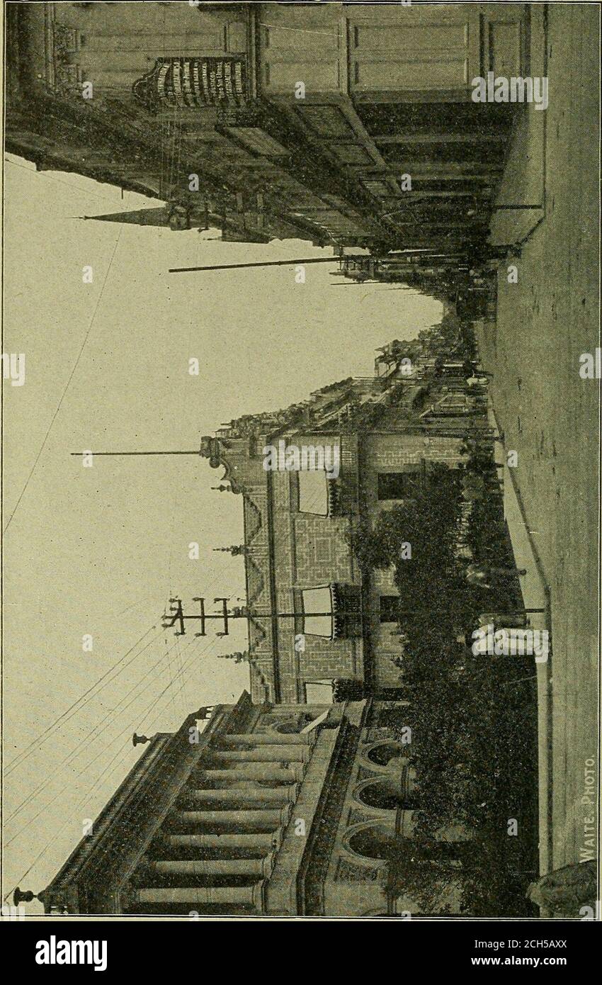 . Il Messico oggi e domani; uno schema del potere di guadagno attuale e delle possibilità future dei suoi sistemi ferroviari. Fatti, cifre e suggerimenti relativi ai principali centri di produzione del traffico . Guadalajara il MexicanCentral ha già una linea per Tuxpan, ed è da quel punto che si sta costruendo il nuovo ramo di Manzanillo verso la PacificCoast. Andando verso sud sulla linea principale del messicano CentralSalamanca, con 20,000 abitanti, è la prossima città di importanza. Questo luogo esporta grandi quantità di kao-lin e argilla bianca, e vende anche grandi quantità di pelletteria di tutti i tipi di pelle Foto Stock