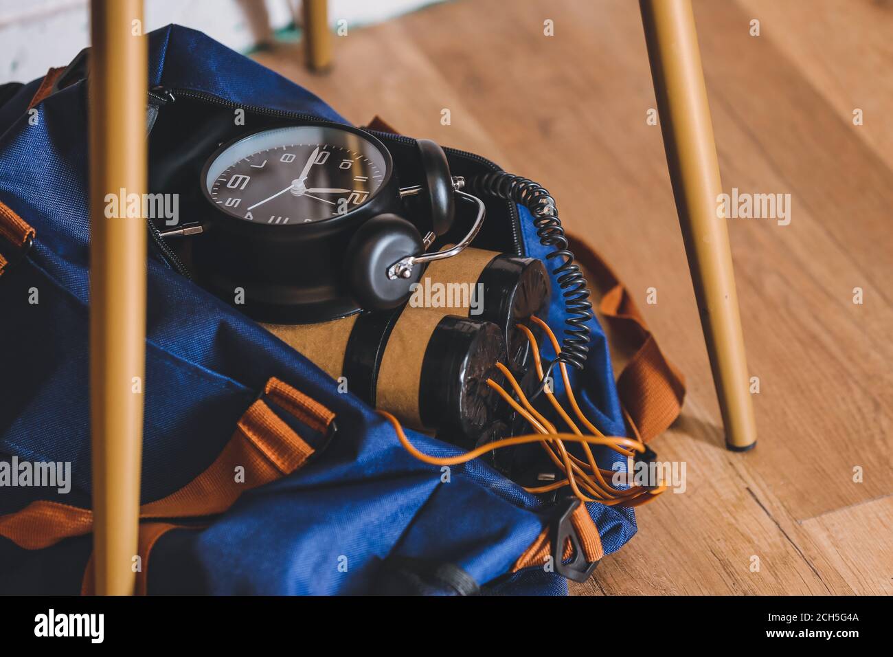 Borsa con bomba sotto sedia Foto Stock