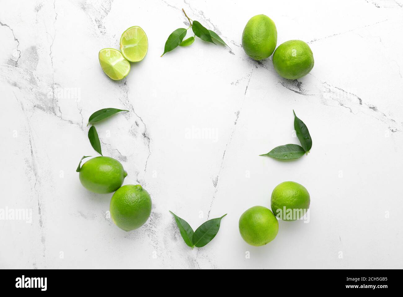 Cornice realizzata con lime fresche su sfondo chiaro Foto Stock