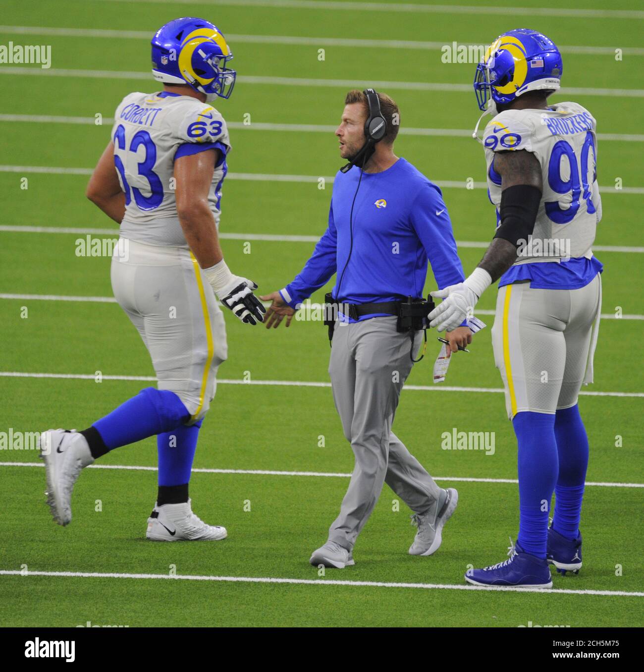 Inglewood, Stati Uniti. 14 Settembre 2020. Sean McVay, allenatore di Los Angeles Rams, si congratula con i suoi giocatori durante la partita contro i Dallas Cowboys nella prima metà dello stadio SoFi di Inglewood, California, domenica 13 settembre 2020. Foto di Lori Shepler/UPI Credit: UPI/Alamy Live News Foto Stock