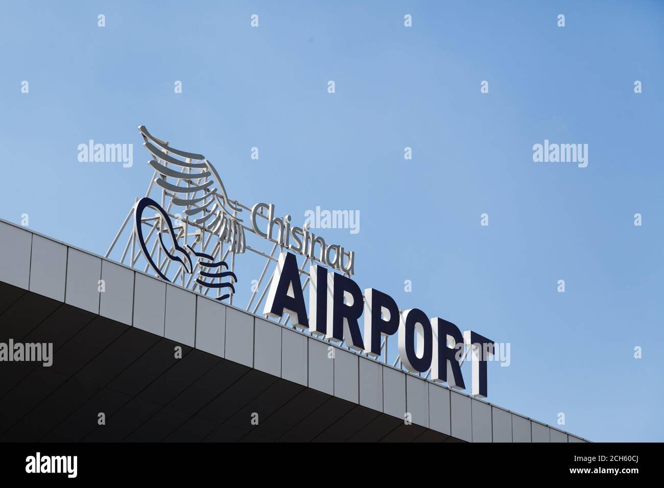 Cartello dell'aeroporto di Chisinau contro il cielo blu chiaro Foto Stock