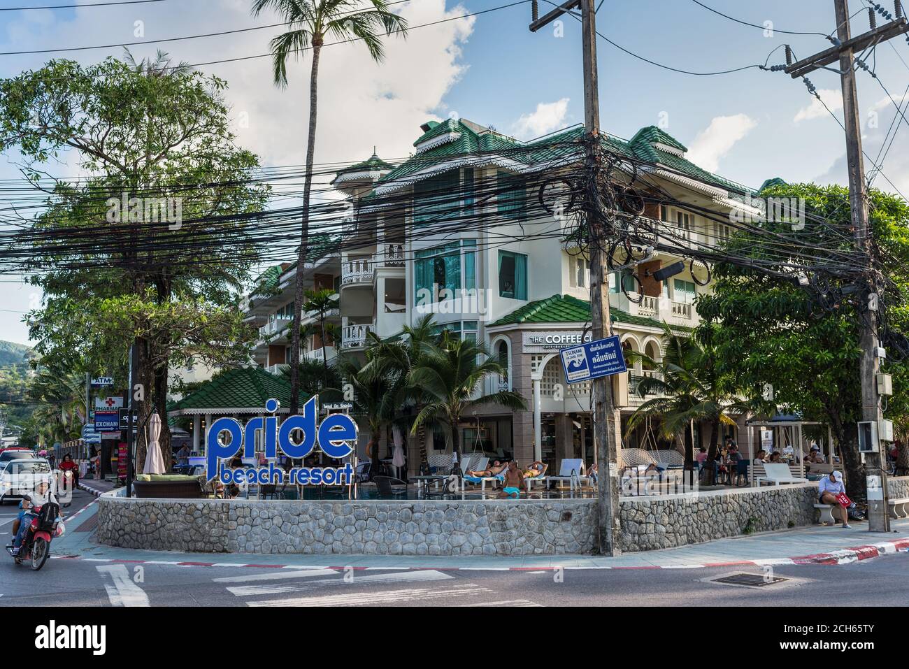 Phuket, Thailandia - 29 novembre 2019: Vista sulla strada di Phuket di giorno con Pride Beach resort e molti fili elettrici su un palo di cemento a Phuket Foto Stock