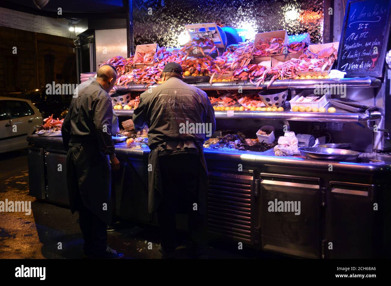 Parigi, Francia - fornitore di strada di pesce di notte Foto Stock