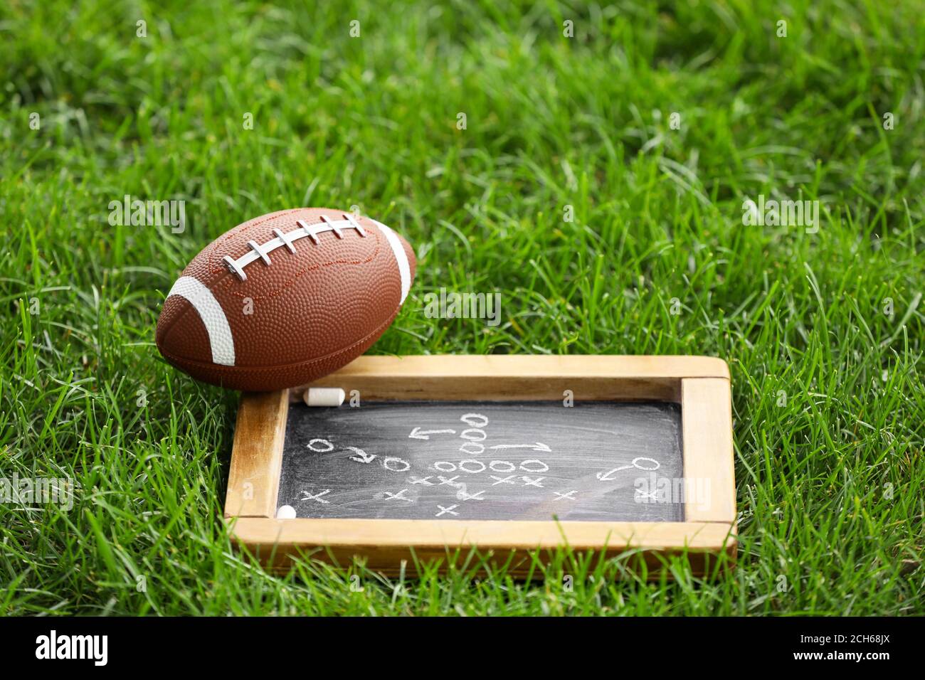Palla di rugby con schema di gioco di calcio all'aperto Foto Stock