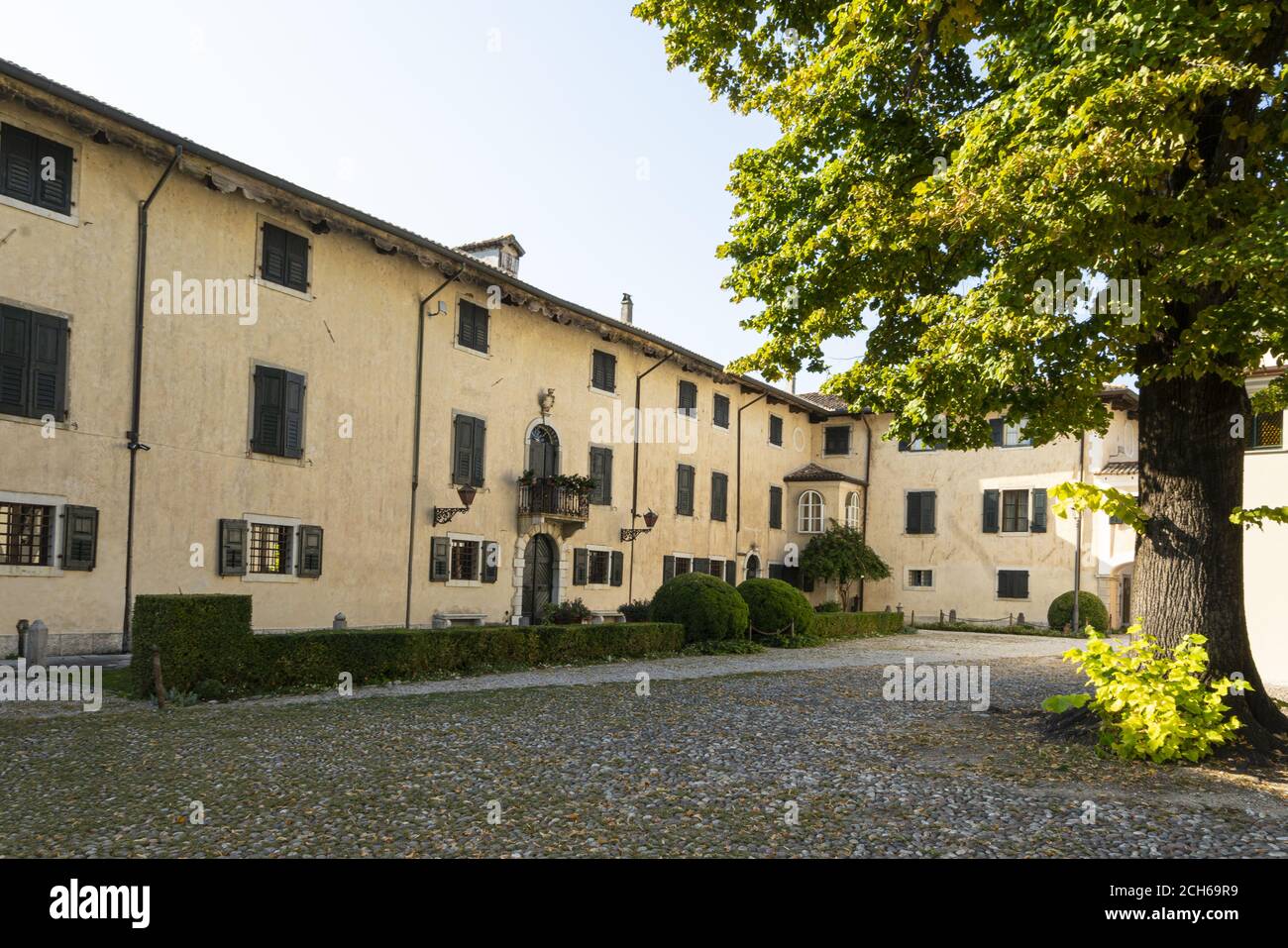 Strassoldo, Italia. 11 settembre 2020. Vista panoramica delle case nel borgo medievale rurale di Strassoldo Foto Stock