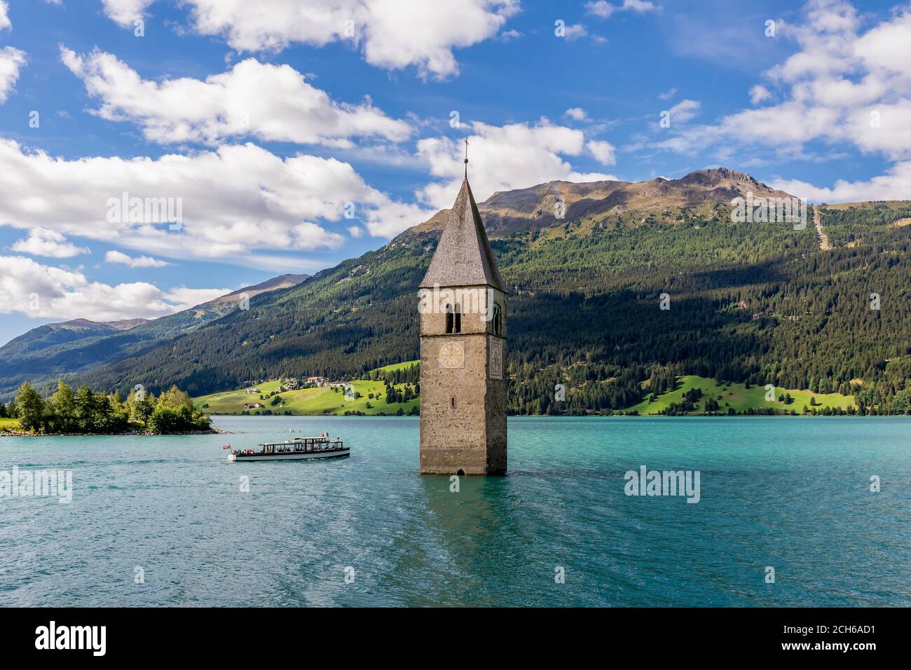 Crociera sul Lago di Resia vicino all'antico campanile sommerso di Curon Venosta, Alto Adige, Italia Foto Stock