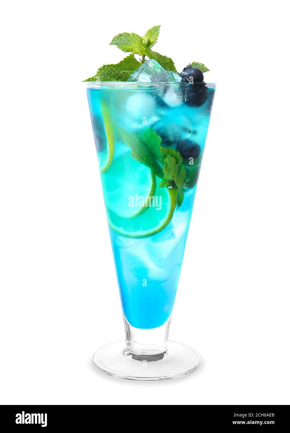Bicchiere di gustoso cocktail mojito blu su sfondo bianco Foto stock - Alamy