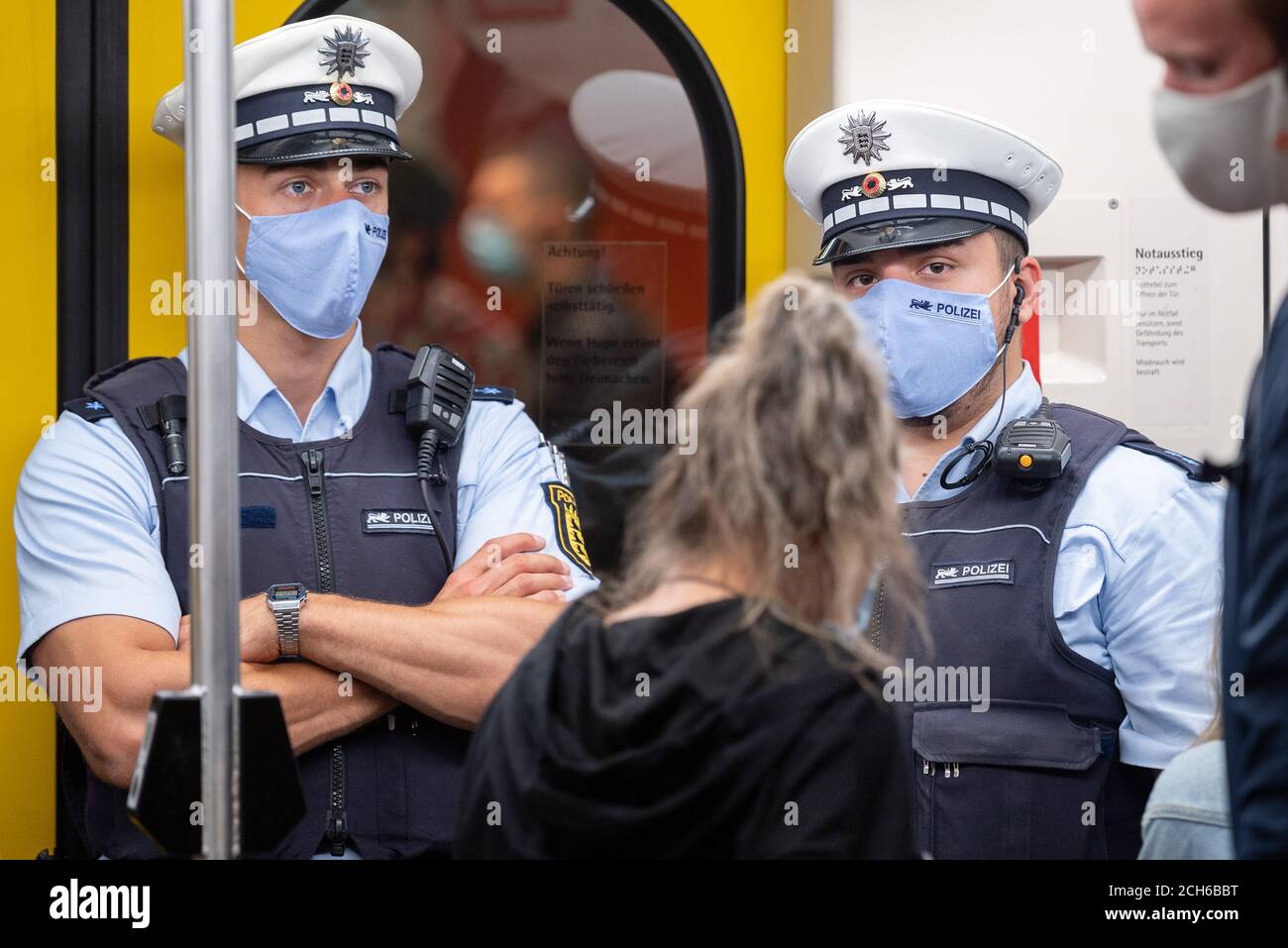 Stoccarda, Germania. 14 Settembre 2020. Gli agenti di polizia controllano il rispetto dell'obbligo di mascherare in una metropolitana. Credit: Sebastian Gollnow/dpa/Alamy Live News Foto Stock