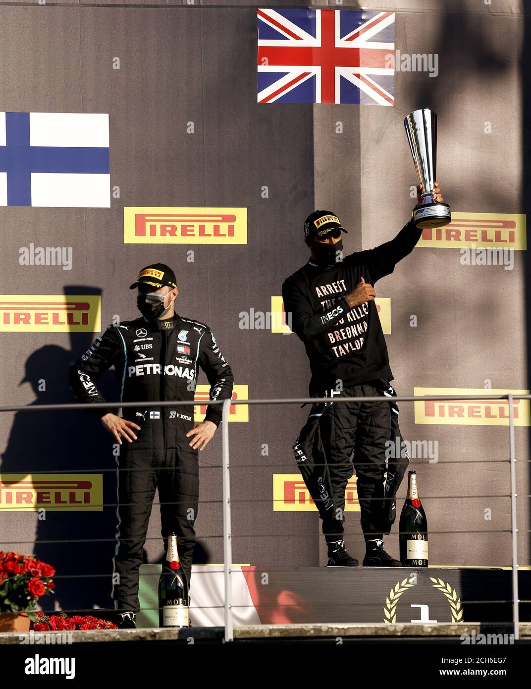 Podio: HAMILTON Lewis (gbr), Mercedes AMG F1 GP W11 Hybrid EQ Power+, BOTTAS Valtteri (fin), Mercedes AMG F1 GP W11 Hybrid EQ Power+, durante la forma Foto Stock